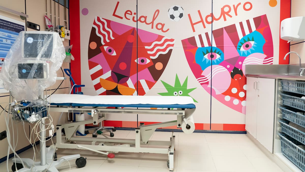 Supertxapeldunak: el Athletic se cuela en las Urgencias Pediátricas de Cruces para ayudar a los más pequeños a recuperarse mejor