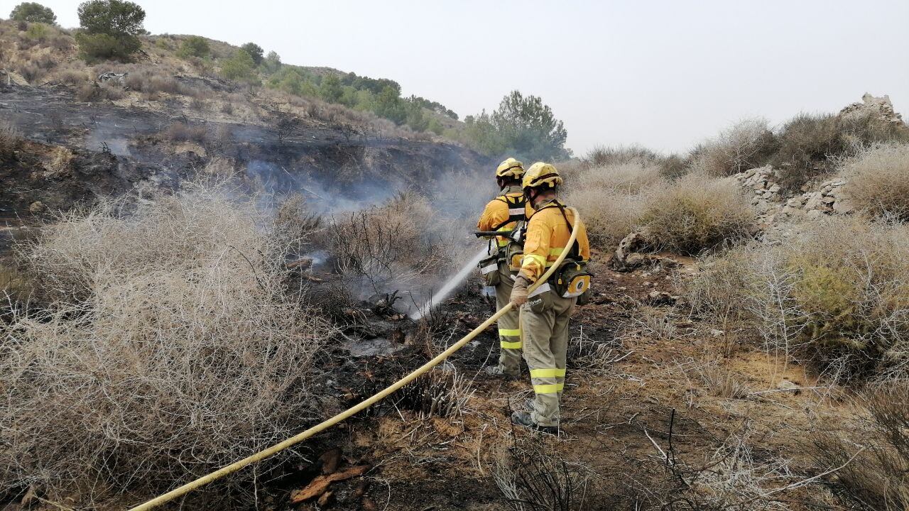 La avería de un quad ha provocado un incendio en la pedanía lorquina del Puntarrón que ha quemado 1700 metros cuadrados de monte bajo y matorral.