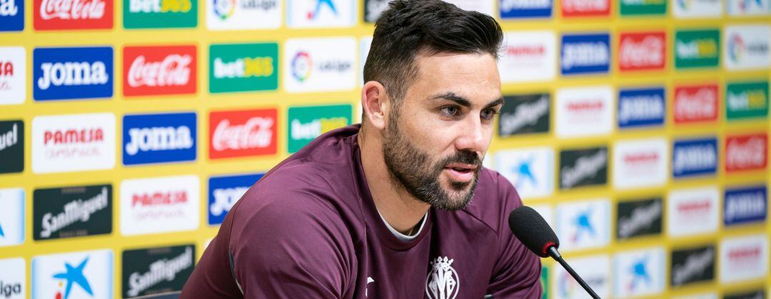 Vicente Iborra atiende a los medios de comunicación en la Ciudad Deportiva