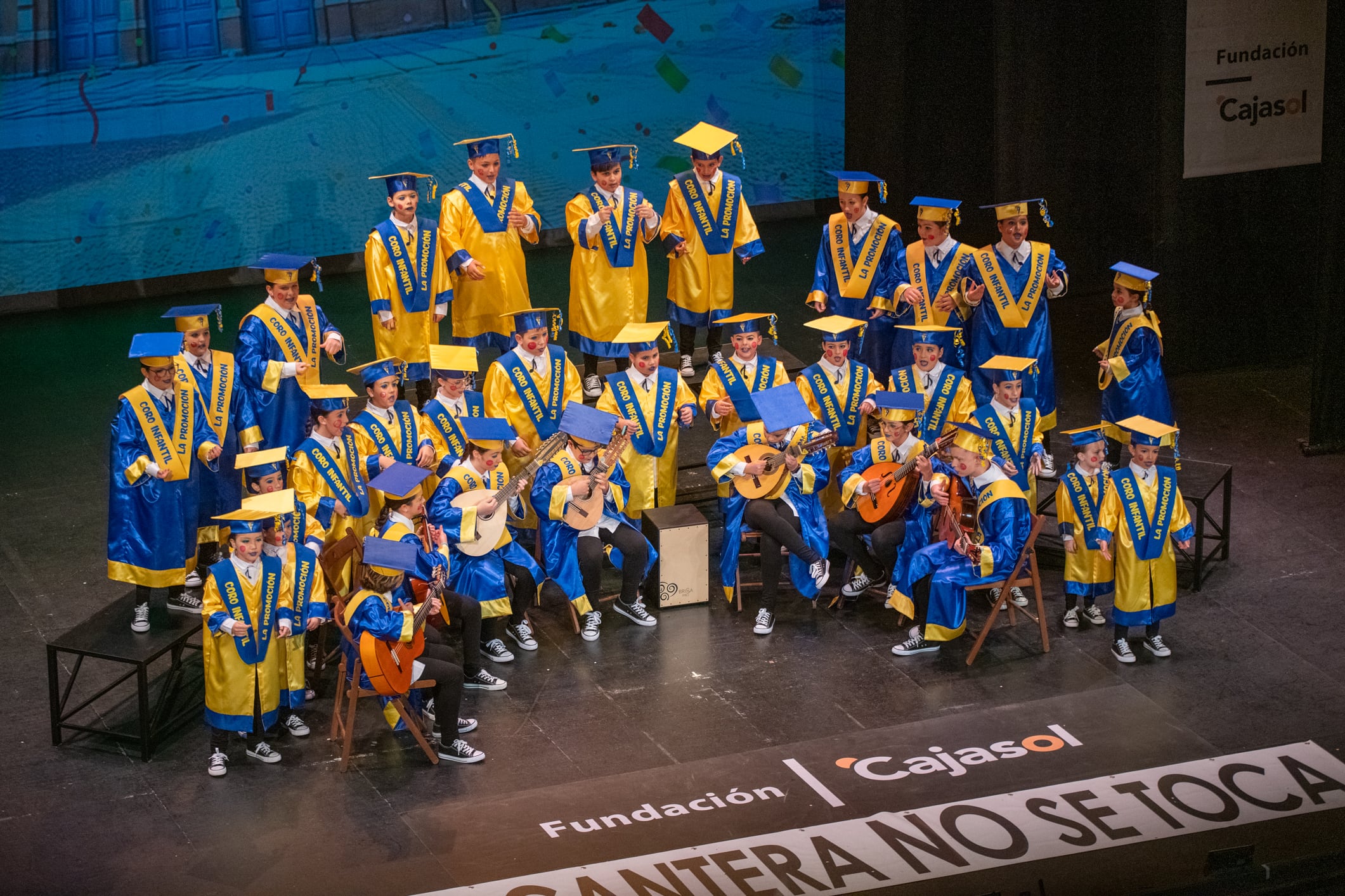 El coro infantil La Promoción en el Teatro Falla