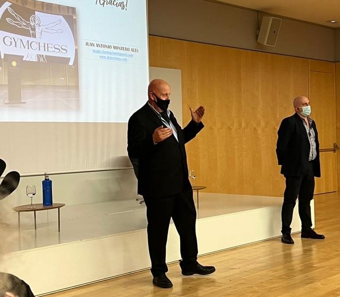 Juan Antonio Montero, a la derecha, en la presentación en el museo burgalés junto al periodista Leontxo García.