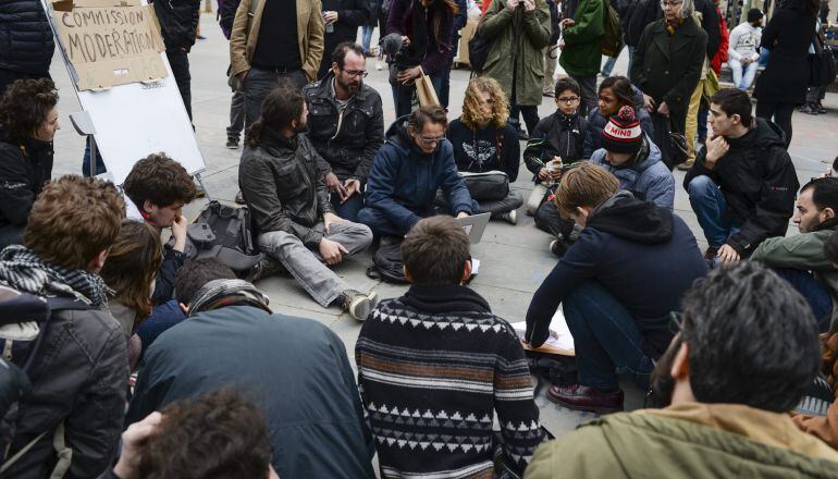 Cientos de jóvenes, durante una concentración celebrada en el marco del movimiento &quot;Nuit debout&quot; (&quot;Noche en pie&quot;)