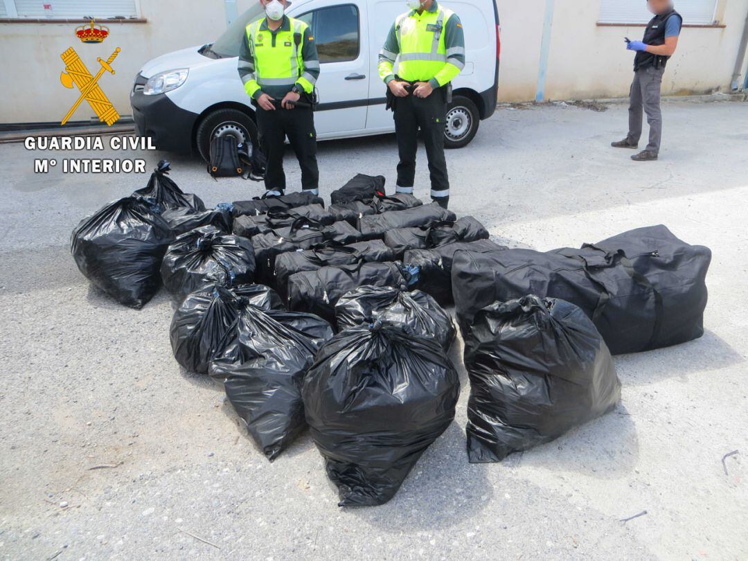 Bolsas con 100 kilos de marihuana intervenidas por la Guardia Civil en un control de carretera en Diezma (Granada)