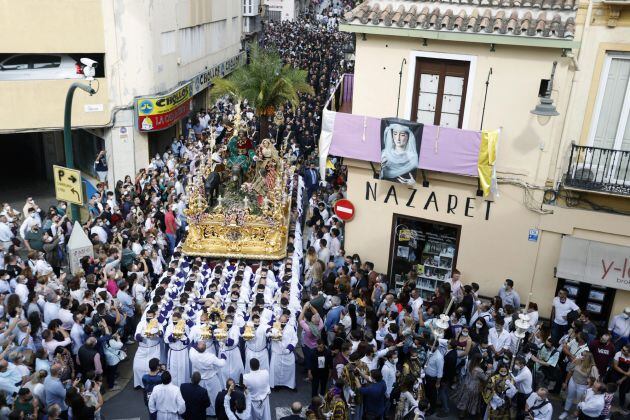 Centenares de personas contemplan la salida procesional de Nuestro Padre Jesús a su Entrada en Jerusalén, &#039;La Pollinica&#039;, durante la procesión Magna que se está celebrando con motivo del centenario de la Agrupación de Cofradías en Málaga.