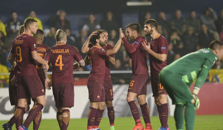 Los jugadores de la Roma celebran un gol