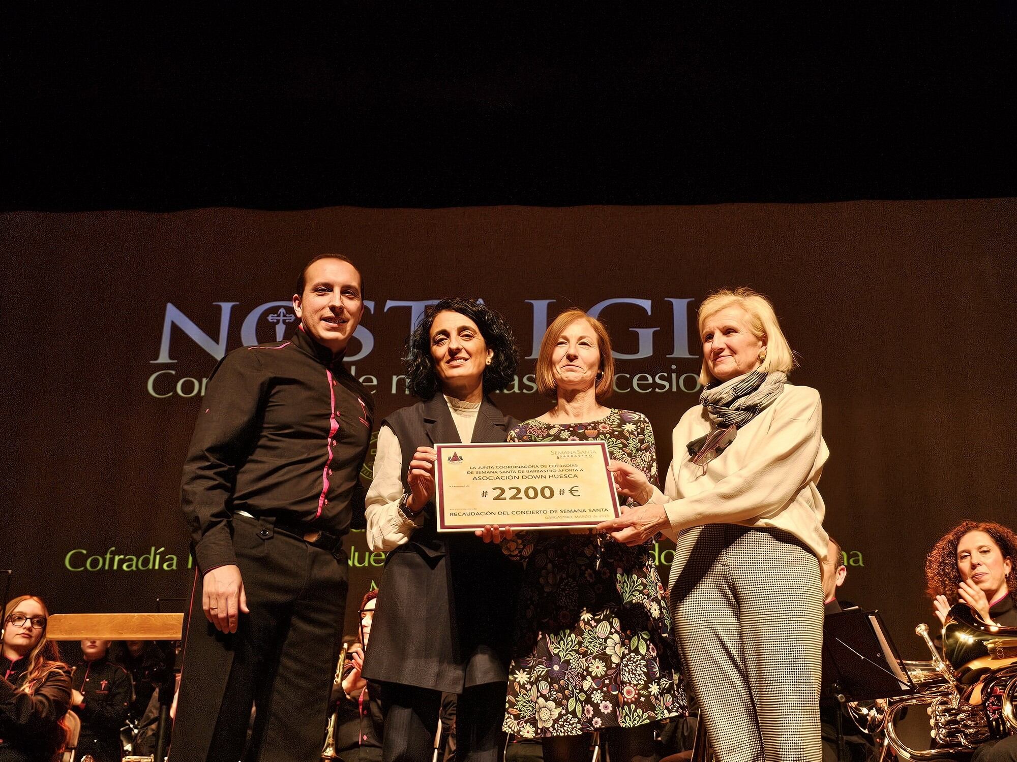 Momento de la entrega de la recaudación a la Asociación Down Huesca