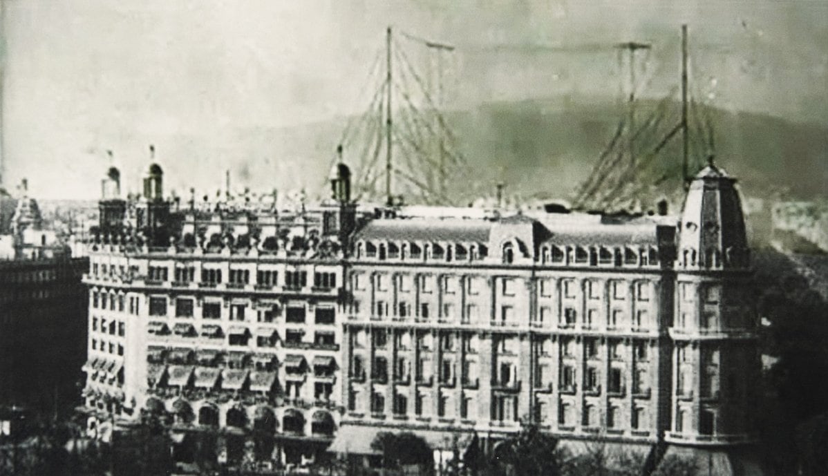 L'Hotel Colon, a la plaça de Catalunya, va ser la primera seu des d'on va emetre Ràdio Barcelona