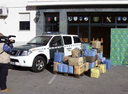 Expuesto en la comandancia de la Guardia Civil de Algeciras (Cádiz), una incautación de 1590 kilos de hachís en una operación que se produjo el pasado lunes al evitar un desembarco en una playa de la localidad. 