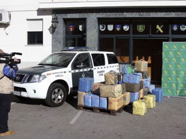Expuesto en la comandancia de la Guardia Civil de Algeciras (Cádiz), una incautación de 1590 kilos de hachís en una operación que se produjo el pasado lunes al evitar un desembarco en una playa de la localidad.