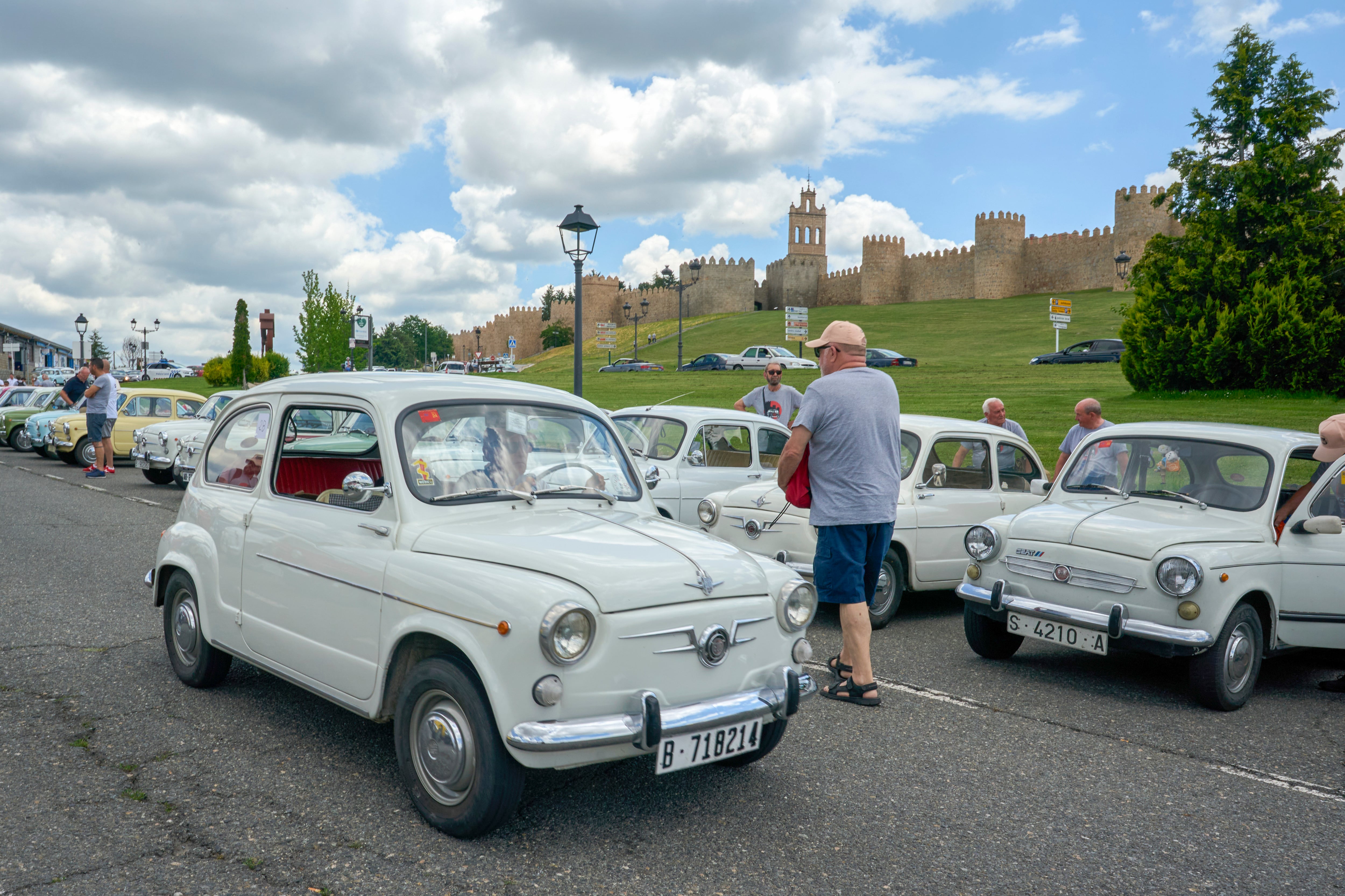 Ávila ha sido una de las paradas de la ruta protagonizada por los Seat 600. EFE/ Raúl Sanchidrián