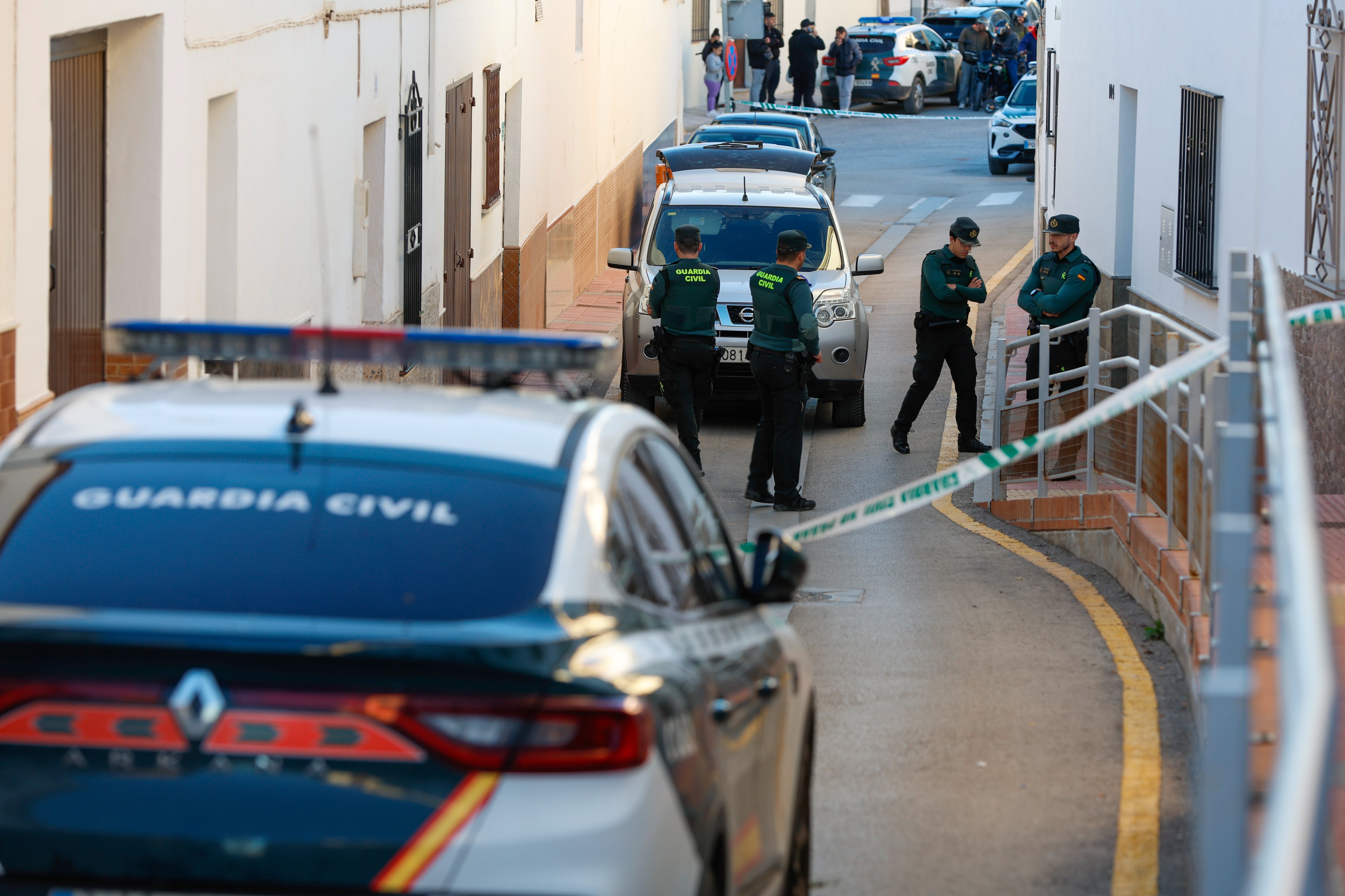 CAMPILLOS (MÁLAGA), 26/11/2025.- La Guardia Civil ha detenido a un hombre de 28 años acusado de estrangular a su pareja, una mujer de 25 años, en el domicilio que compartían en Campillos (Málaga), han informado a EFE fuentes próximas a la investigación. En la imagen efectivos de la Guardia Civil junto a la vivienda de la víctima. EFE/ Jorge Zapata