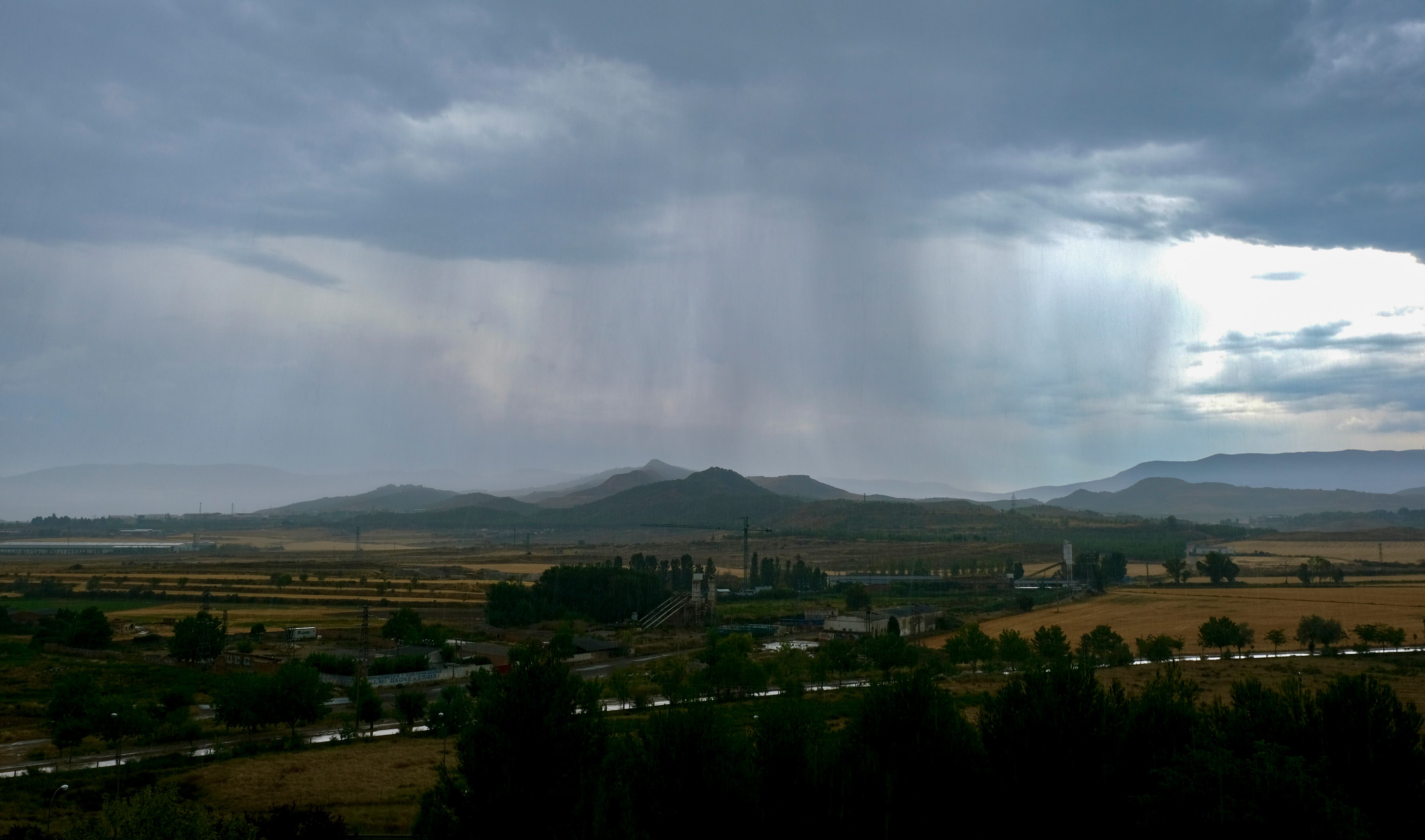 Vista de una tormenta este miércoles en Logroño.