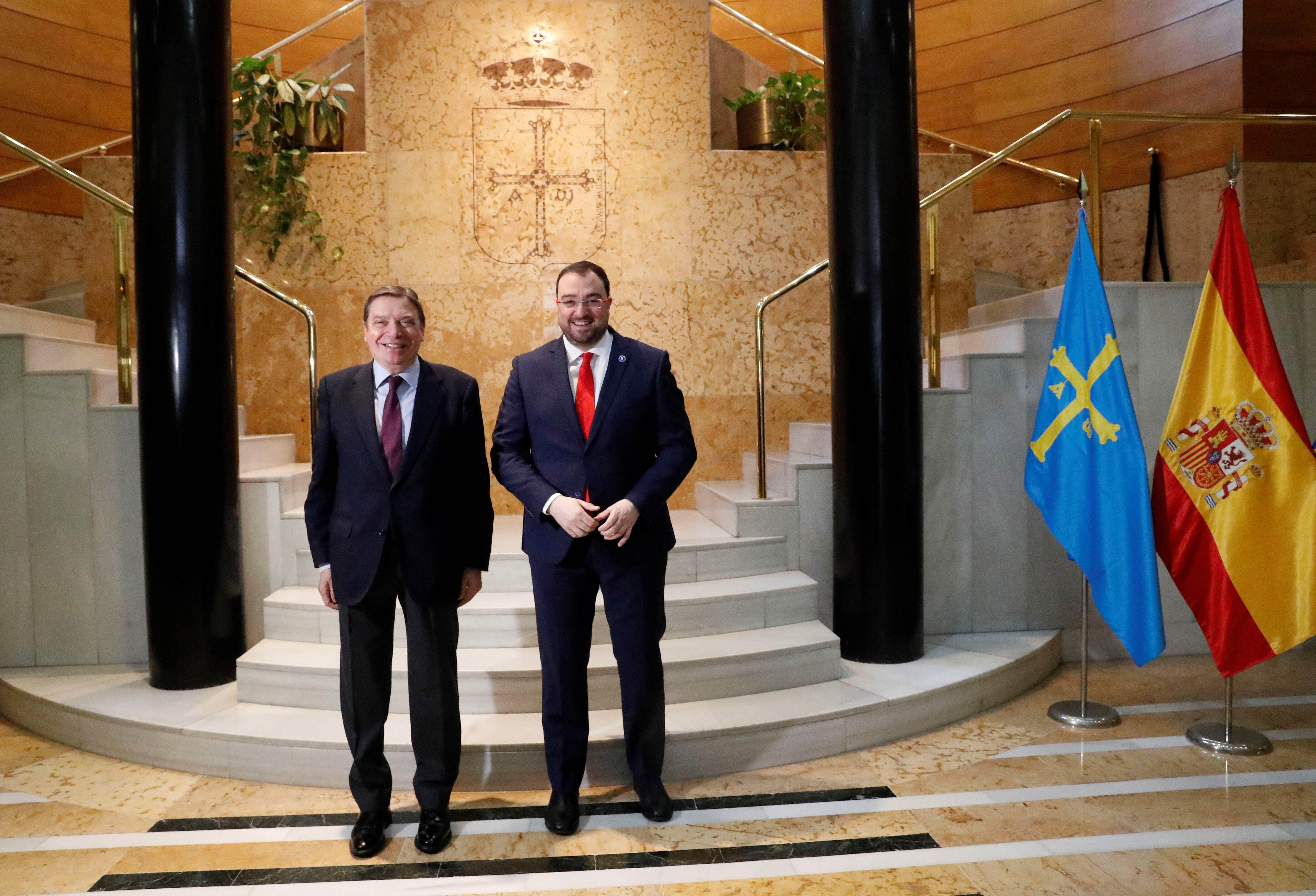 El ministro Planas posa con el presidente del Principado durante la recepción celebrada en la sede de Presidencia, en Oviedo.