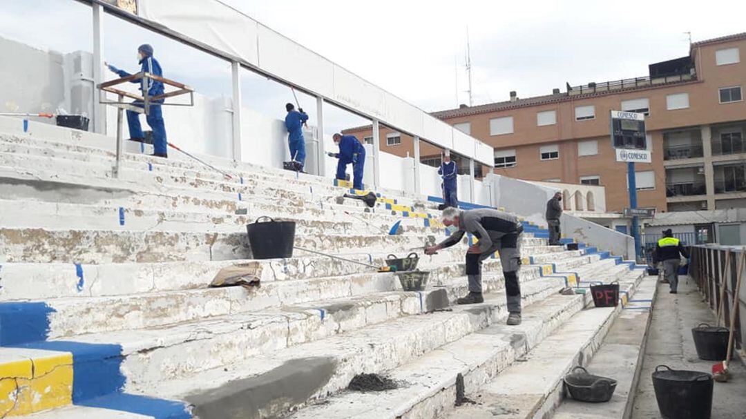 Operarios pintan el Gol A de El Collao