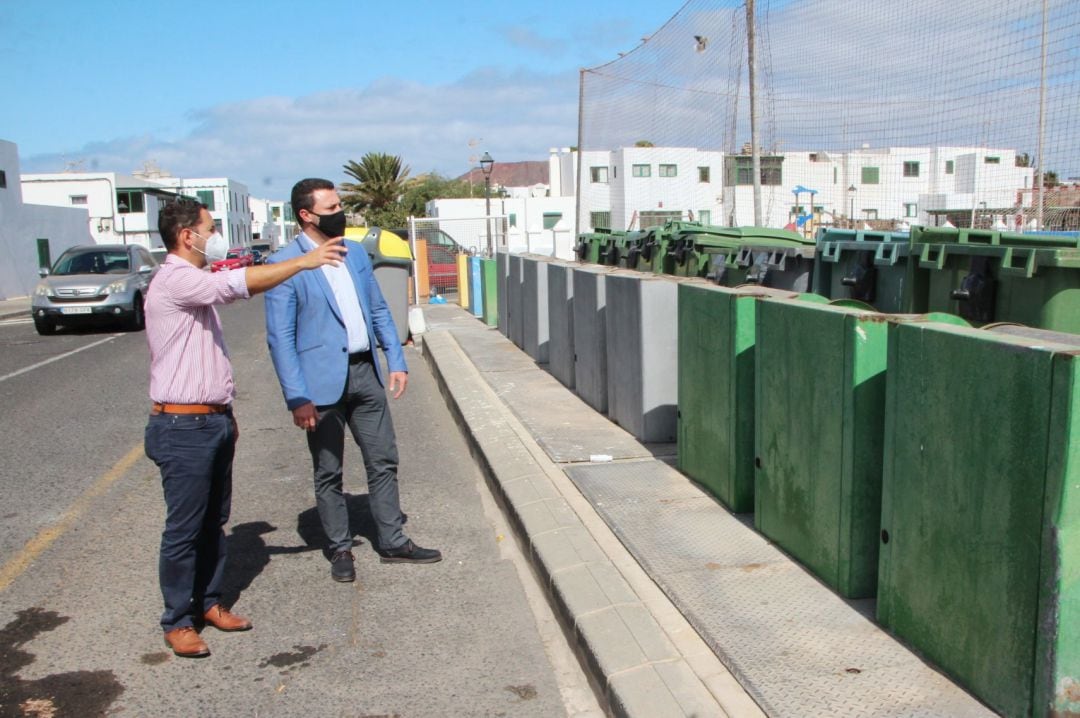 El alcalde de Yaiza, Óscar Noda, y el concejal de Obras, Jonatan Lemes, en la zona de actuación.