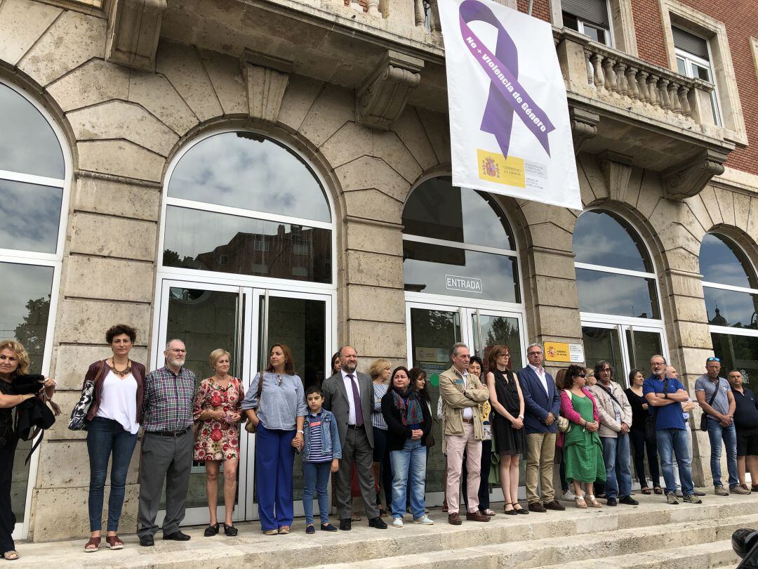 Minuto de silencio a las puertas de la Subdelegación de Gobierno de Palencia en protesta contra el crimen de Sala de los Infantes, Burgos