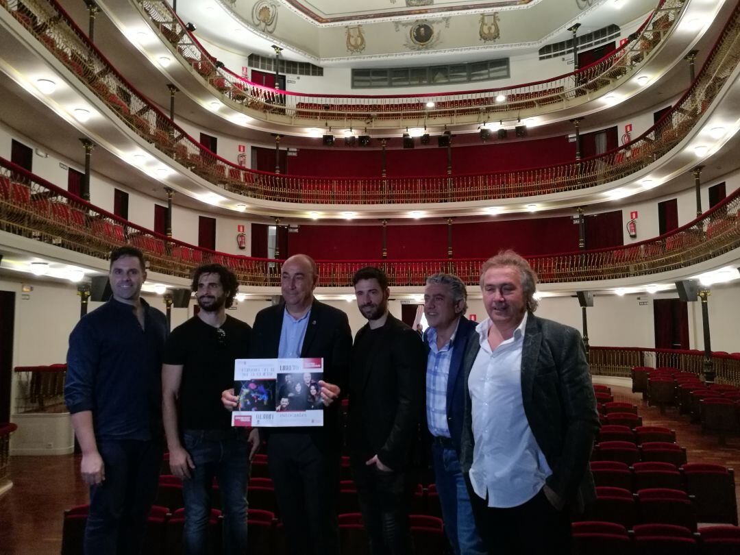 Los responsables de la Diputación junto a los representantes de Los Vivancos y de la compañía Yllana sobre el escenario del teatro Juan Bravo durante la presentación de su programación