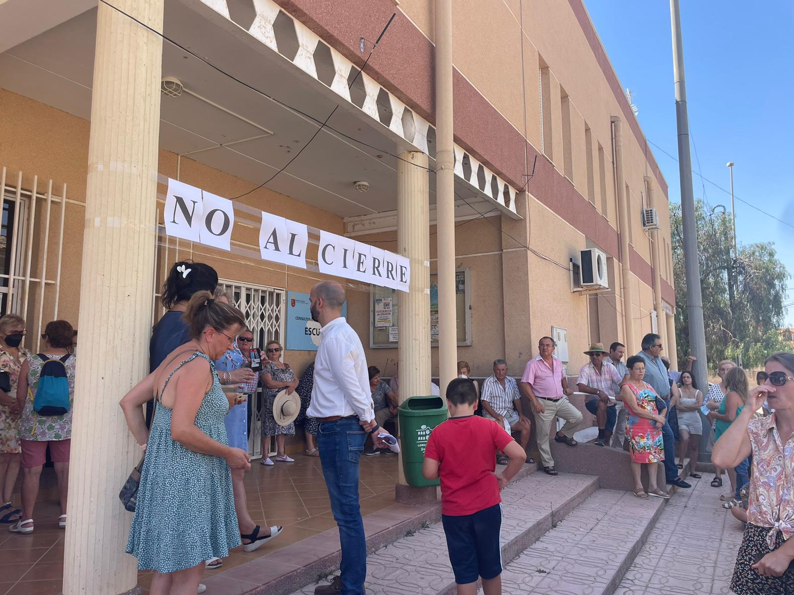 Vecinos de La Escucha se concentran a las puertas del consultorio para exigir la reapertura