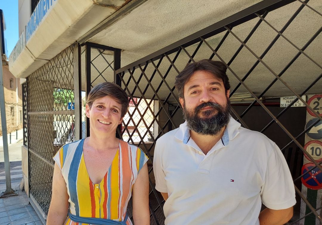 Susana Martínez y Jorge Riendas en la entrada al aparcamiento de Dávalos