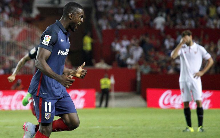 Jackson Martínez celebra su gol ante el Sevilla en el Sánchez Pizjuán.