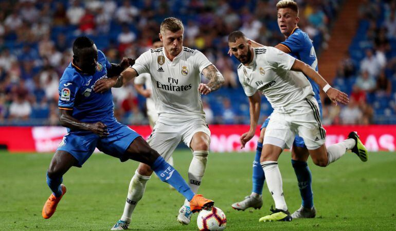 El madridista Kross y el azulón Djené luchan por un balón en el partido de la primera jornada en el Santiago Bernabéu.