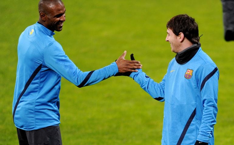 Abidal y Messi se saludan durante un entrenamiento en la época en la que coincidieron en el Barcelona