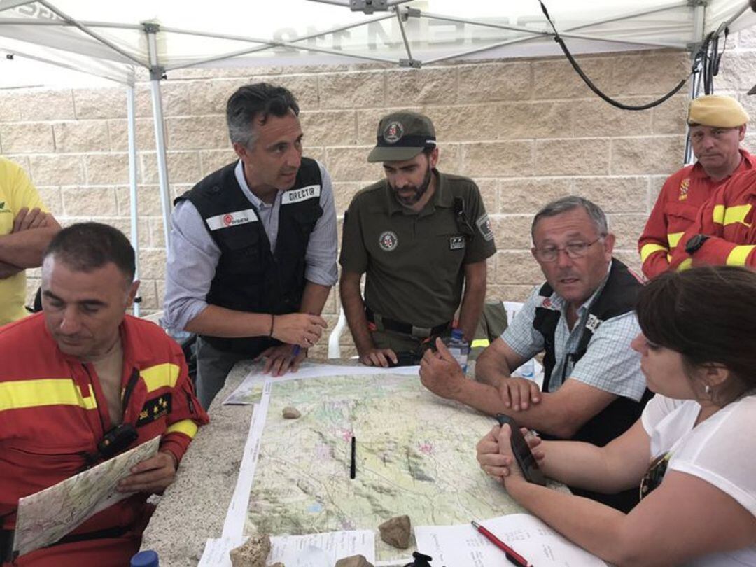 Carlos Novillo,director general de Emergencias de la Comunidad de Madrid rodeado de mandos de la UME y de agentes forestales