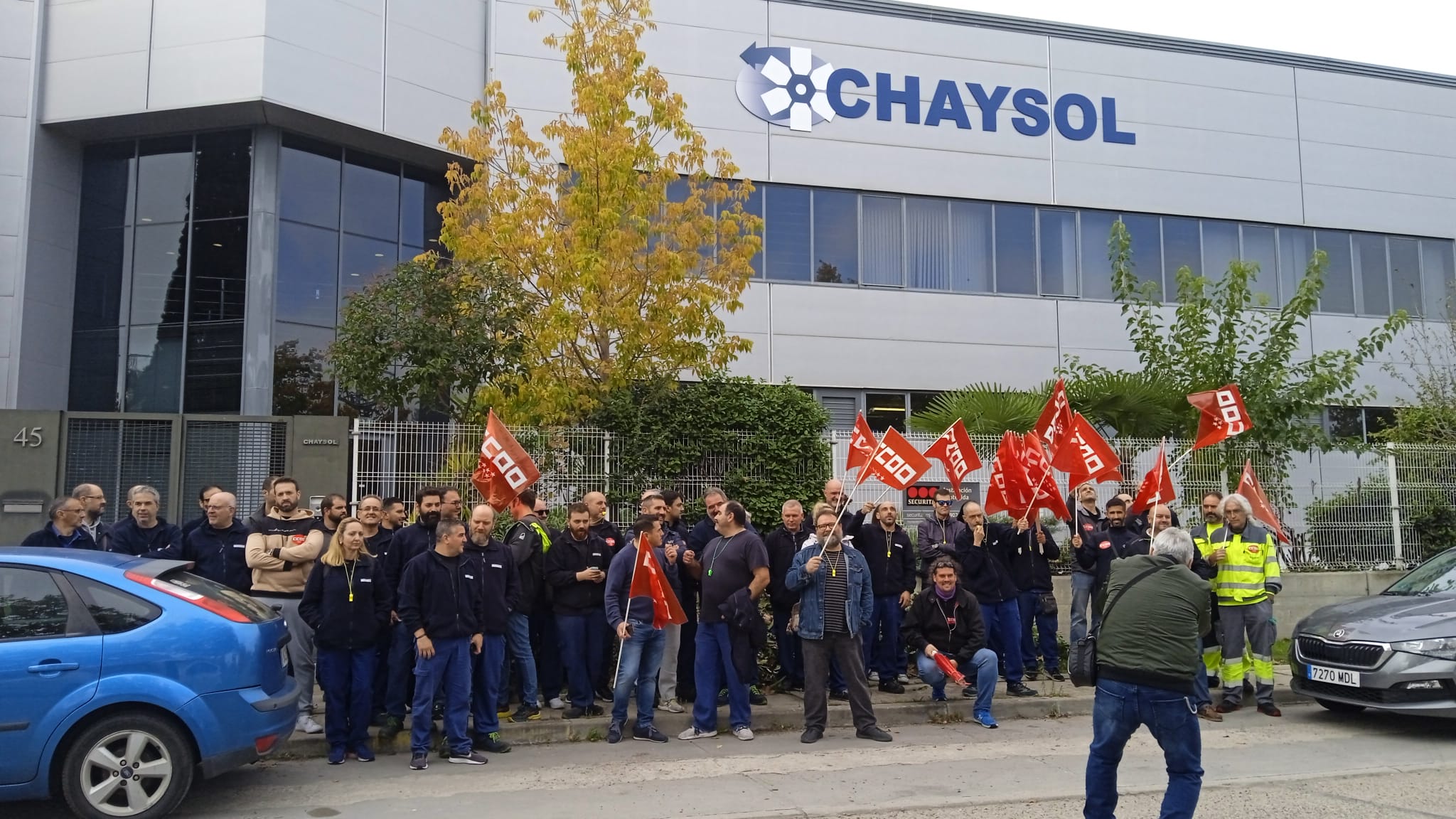 Los trabajadores de Chaysol durante su paro de la mañana