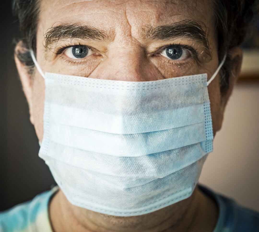 Un hombre portando una mascarilla