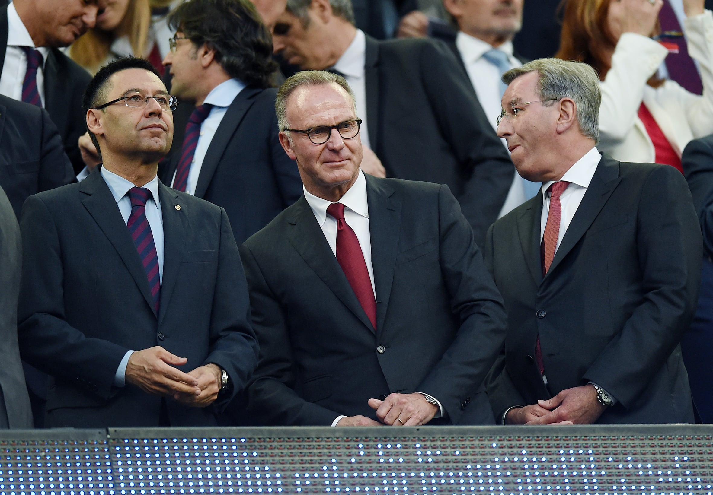 Rummenigge, junto a Bartomeu, en el palco del Camp Nou, en 2015.