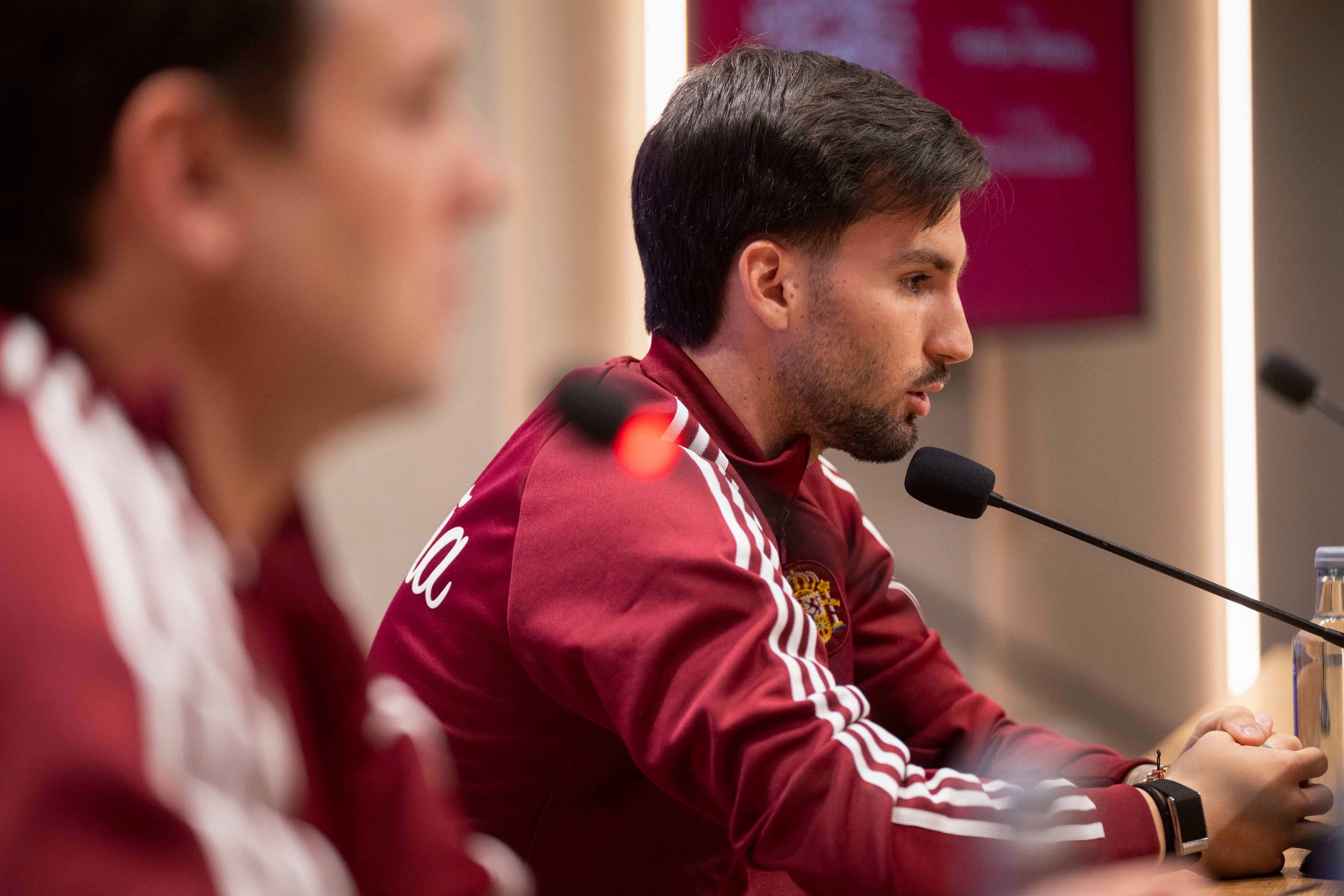VILLARREAL (CASTELLÓN), 26/03/2026.- El centrocampista de la selección española de fútbol Álex Baena durante la rueda de prensa celebrada este jueves en el Estadio de la Cerámica, en la víspera de su enfrentamiento a Serbia. EFE/Andreu Esteban