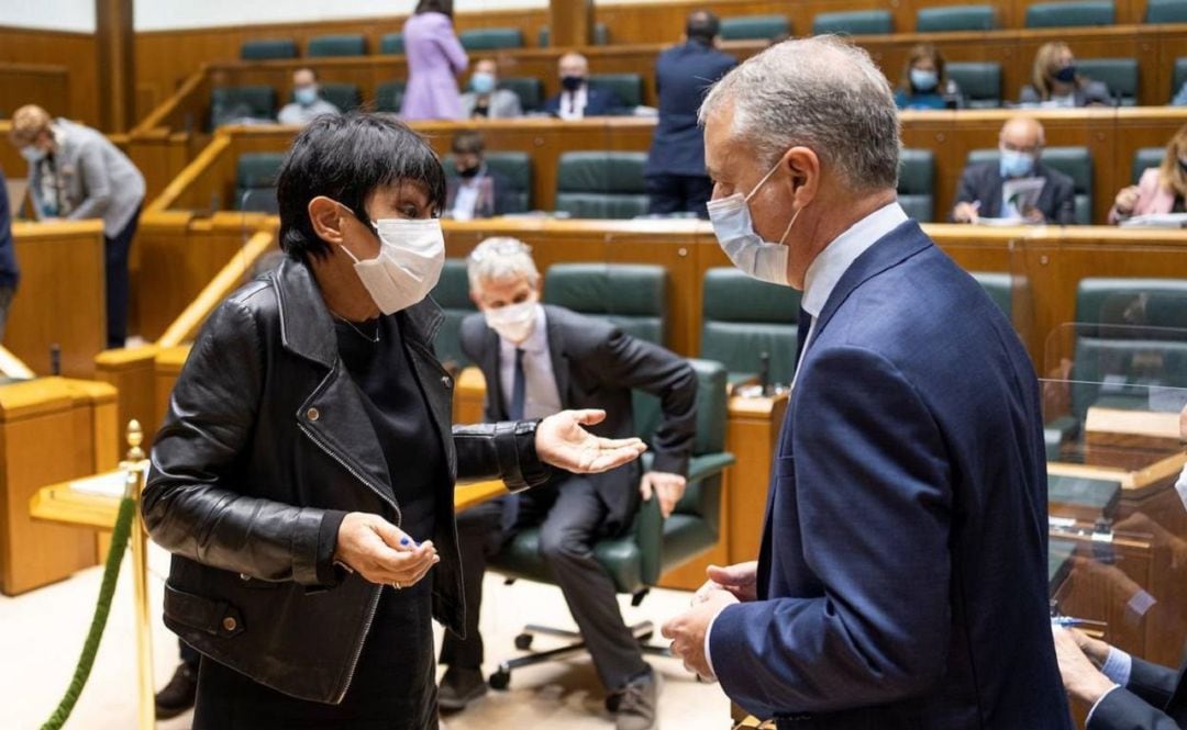 La portavoz de EH Bildu, Maddalen Iriarte y el lehendakari conversan en el Parlamento vasco