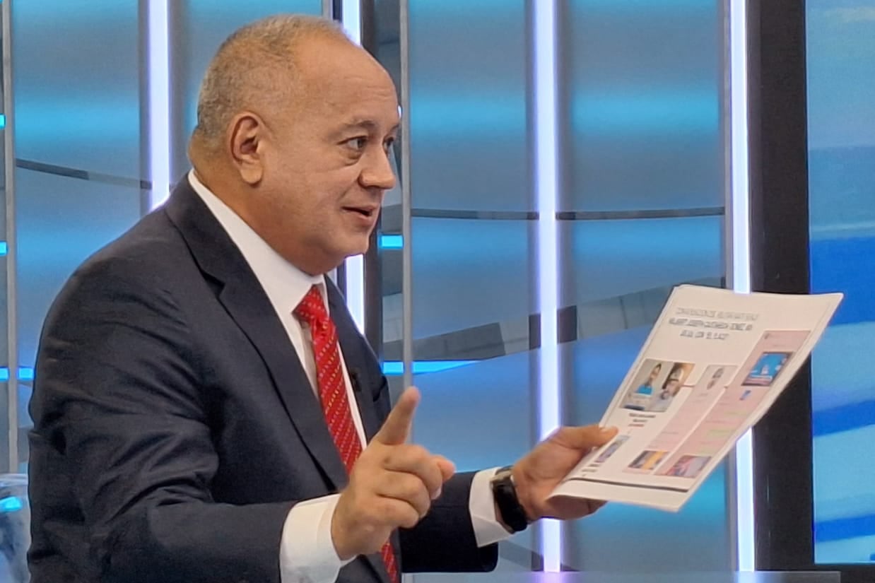 Fotografía cedida por prensa del ministerio que encabeza Diosdado Cabello, hablando durante una entrevista con el canal multiestatal Telesur este sábado, en Caracas (Venezuela).