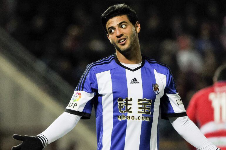 GRA284. GRANADA, 11/01/2015.- El delantero mexicano de la Real Sociedad, Carlos Vela, en un momento del partido de su equipo ante el Granada, de la decimoctava jornada de liga en Primera División que se disputa esta tarde en el estadio Nuevo Los Cármenes 