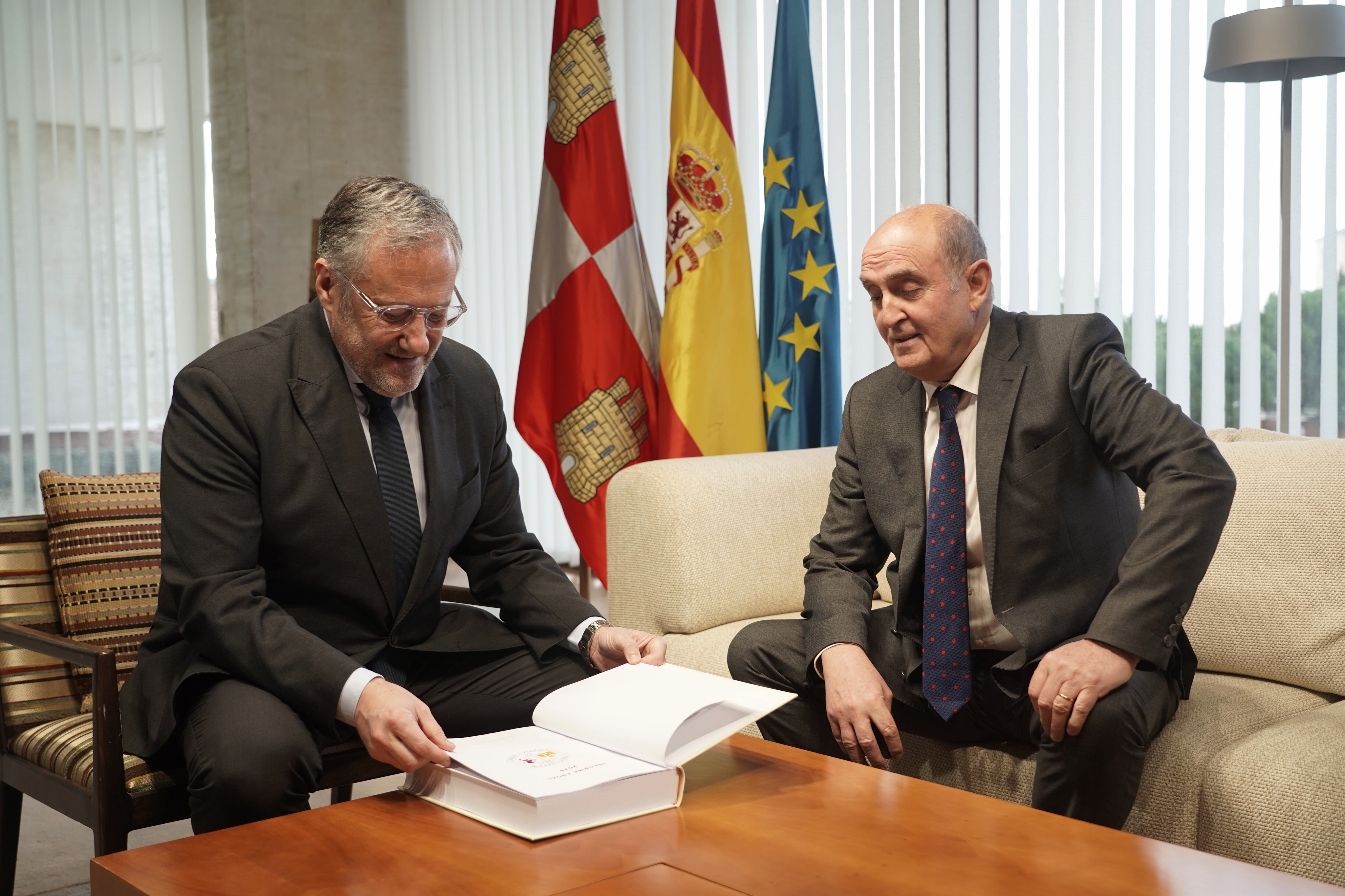 El presidente de las Cortes de Castilla y León, Carlos Pollán, recibe en su despacho al Procurador del Común, Tomás Quintana, quien le hace entrega del Informe Anual 2024
