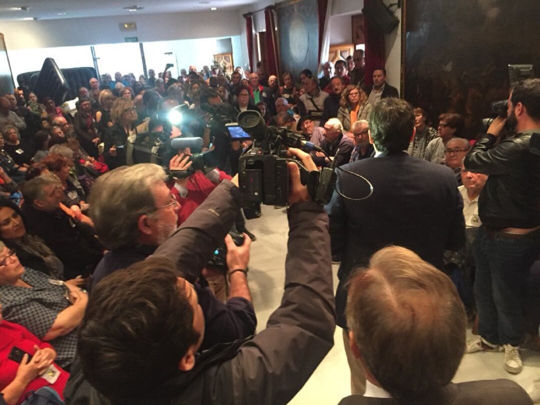 Imagen de archivo del encuentro entre el presidente López Miras y los afectados por los terremotos de Lorca durante su protesta en octubre de este 2018