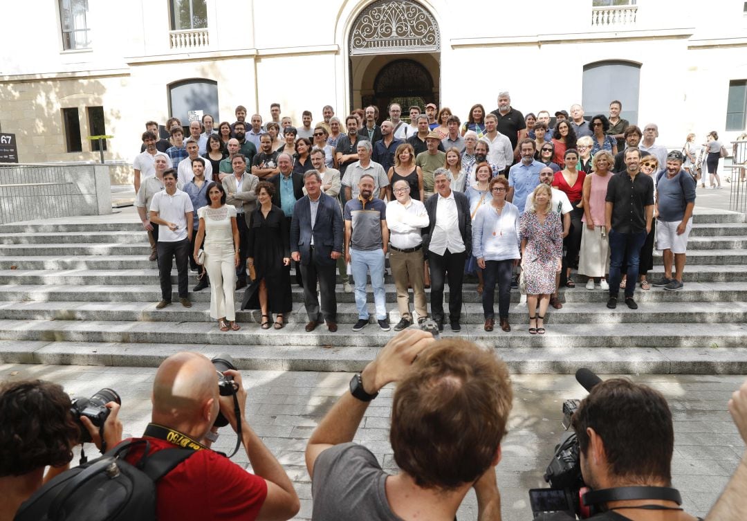 El director del Festival Internacional de Cine de San Sebastián, Jose Luis Rebordinos posa este viernes con representantes del cine vasco y de las instituciones antes de presentar los títulos que se verán en la 67 edición del certamen donostiarra.