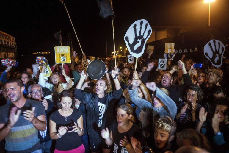 GRA244. Santa Cruz De Tenerife (Spain), 15/11/2014.- People demonstrate in support of Greenpeace Artic Sunrise crew members upon their arrival to Arrecife docks in Lanzarote, Canary Islands, Spain, 15 November 2014. According to media reports, Spanish naval boats had prevented environmental activists from the group Greenpeace from boarding a ship engaged in oil exploration off the Canary Islands. The environmental protection group accused the military of ramming its motorboats and posted a video of the operation online. The Defence Ministry in Madrid denied the accusations. The banner in Spanish reads &#039;No Repsol drilling&#039;. (España) EFE/EPA/JAVIER FUENTES