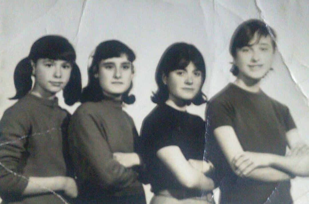 Matilde Millán junto con amig@s de su juventud.