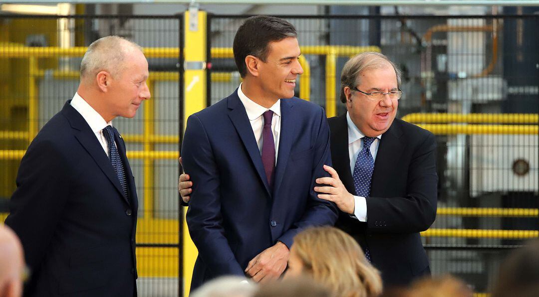 Pedro Sánchez y Juan Vicente Herrera, durante la visita a las instalaciones de Renault en Valladolid