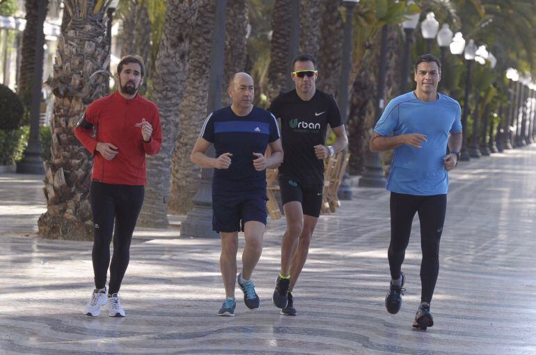 Pedro Sánchez junto a Alejandro Soler entrenando con los hermanos Esteso