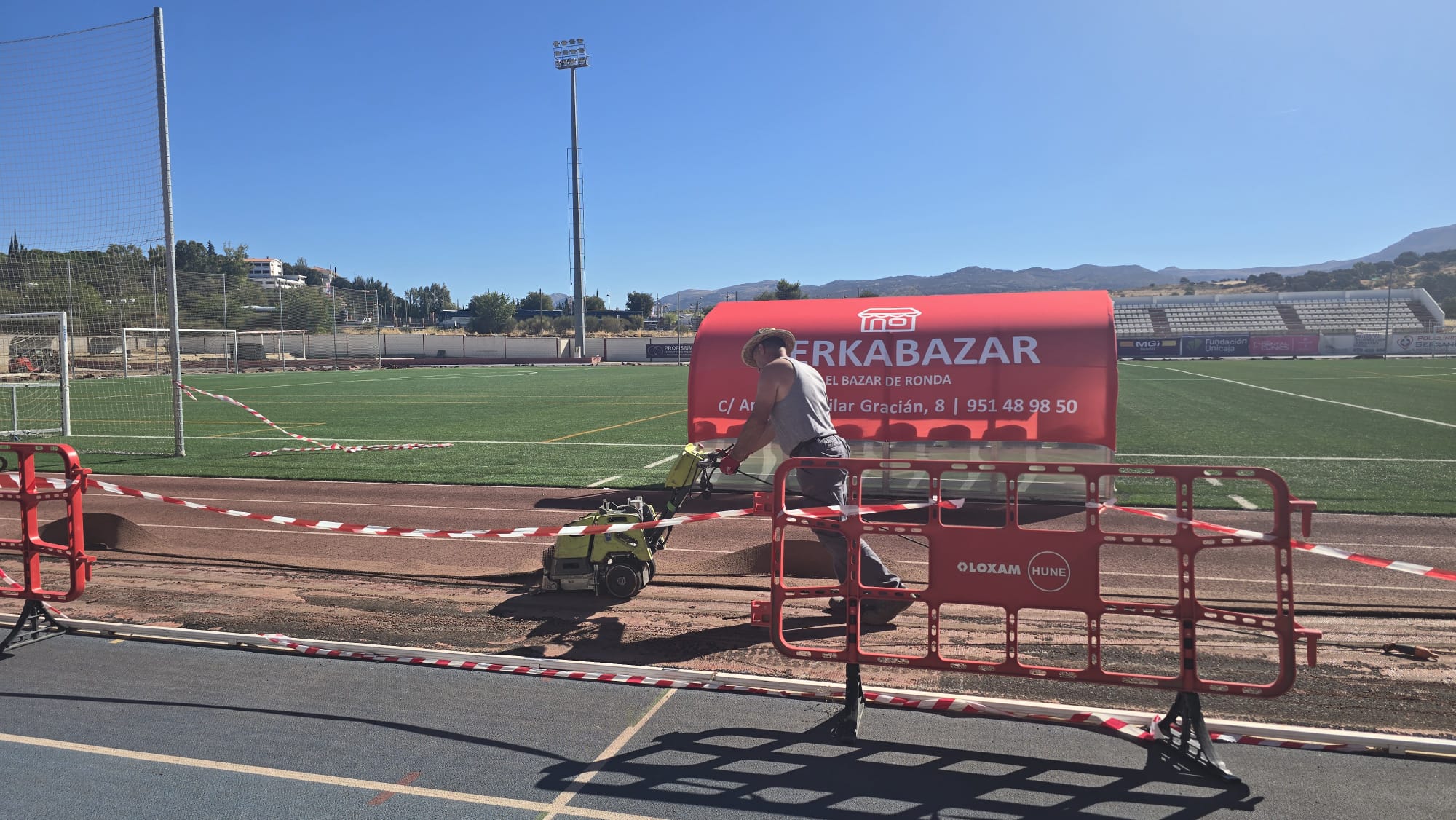 Un trabajador realizando una actuación en la Ciudad Deportiva