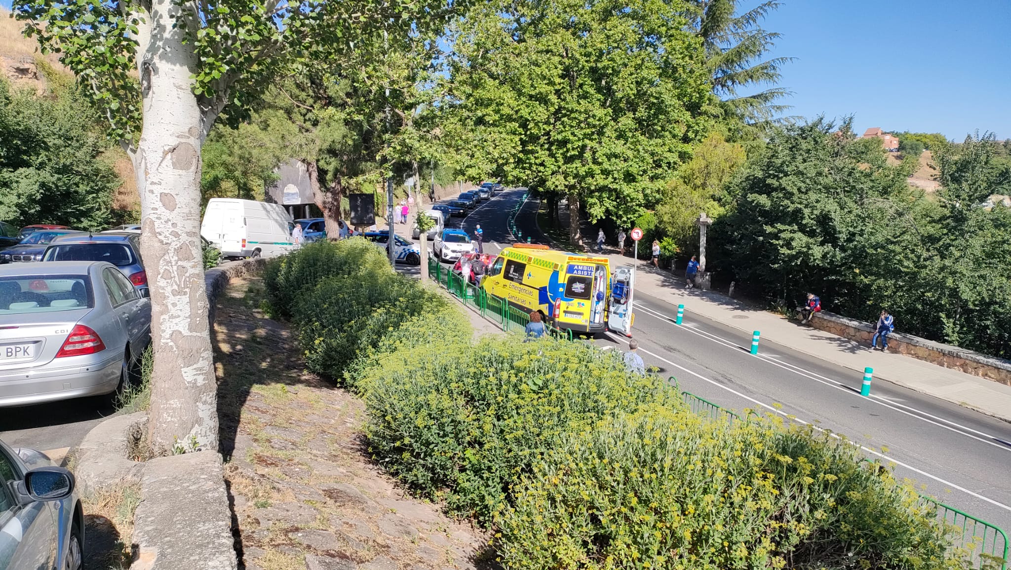 Un accidente en la Calle 3 de Abril obliga a corta el carril de subida al Hospital