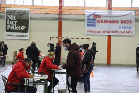 Los voluntarios de Cruz Roja colaboran en la recogida de datos de los participantes en el cribado de Cuéllar