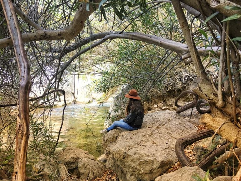 Joven sentada en las Fuentes del Algar (Callosa d&#039;Ensarria)