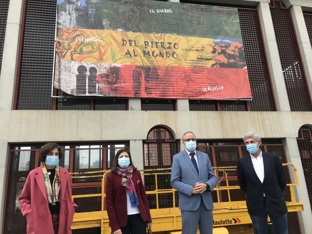 El cartel ha quedado desplegado en la fachada del Museo del Ferrocarril