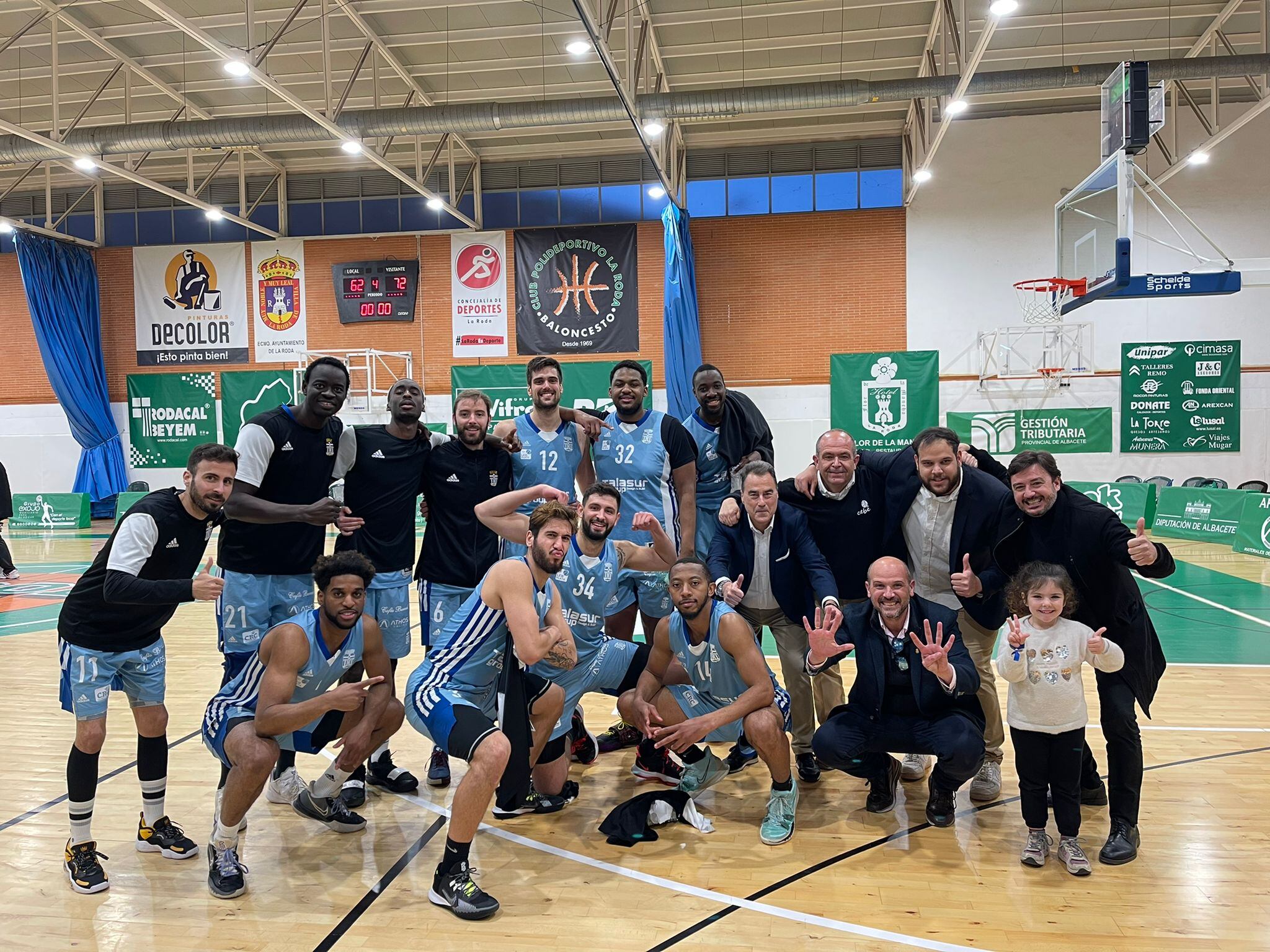 La plantilla celebra la victoria sobre el parqué de La Roda