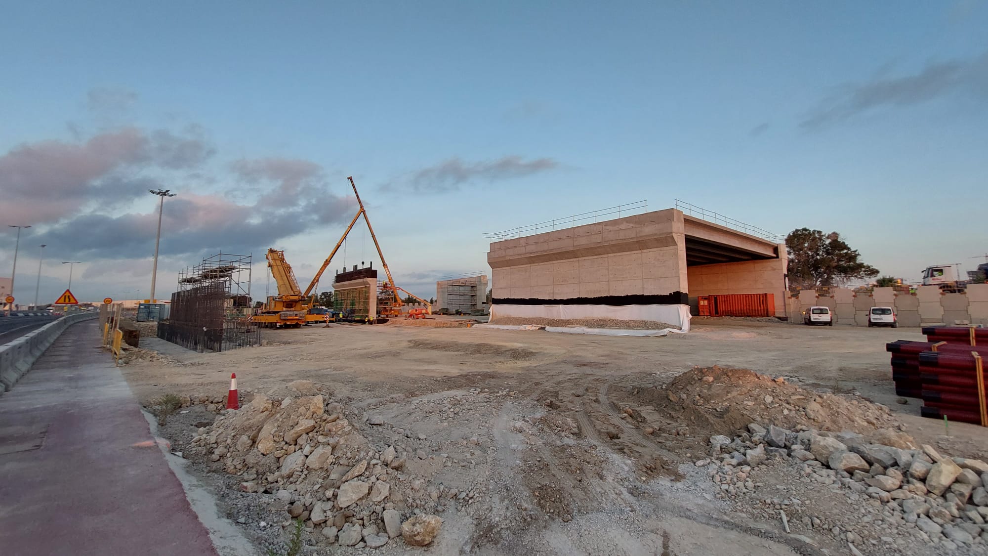 Rotonda elevada que se está construyendo en el barrio de Nazaret de València.