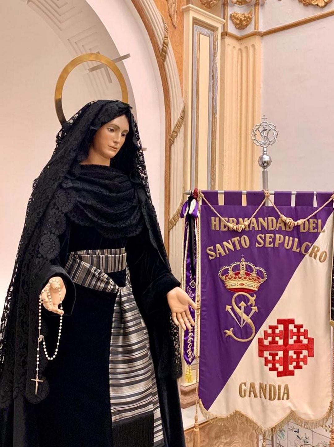 Virgen de la Esperanza de luto por las víctimas del coronavirus 