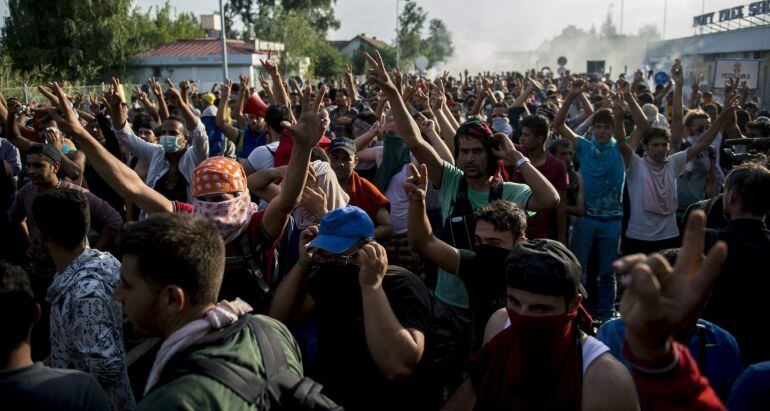 Un grupo de refugiados se manifiesta junto a la frontera húngara cerca de Horgos al norte de Serbia. EFE/Tamas Soki